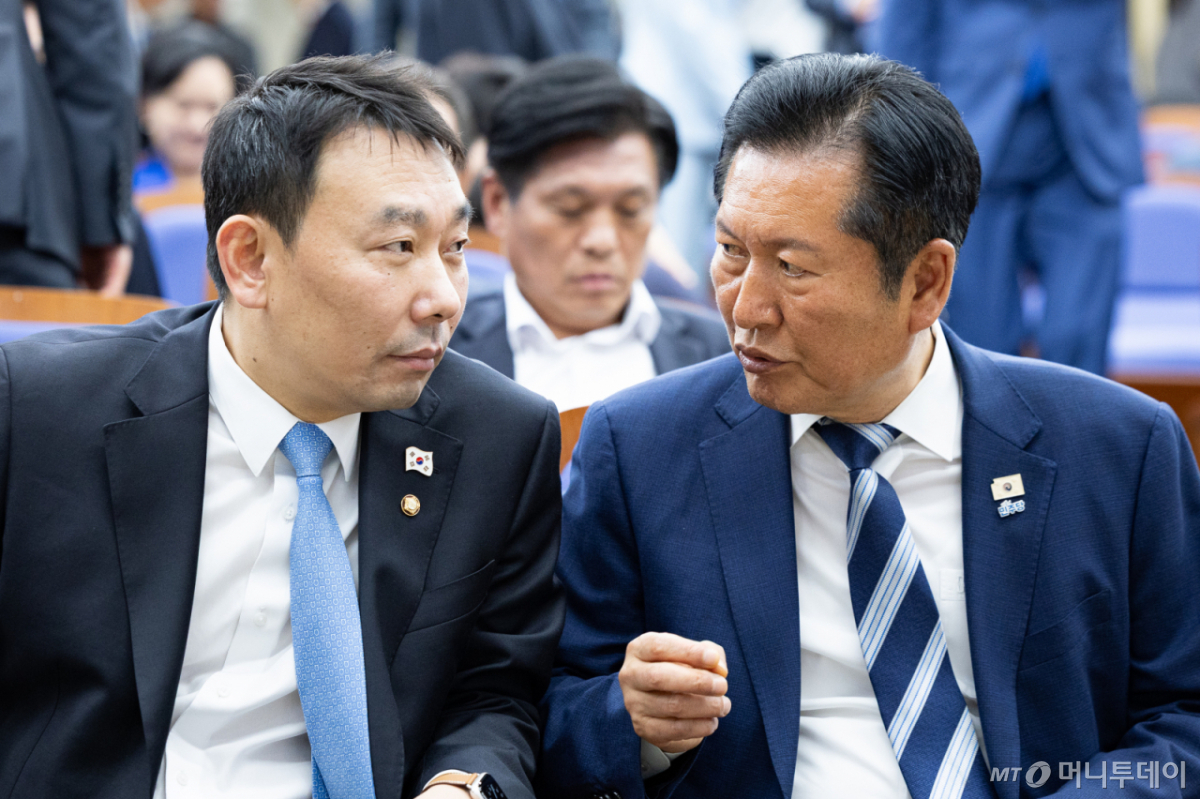 (서울=뉴스1) 유승관 기자 = 정청래 더불어민주당 대표가 7일 서울 여의도 국회에서 열린 의원총회에서 김용민 법제사법위원회 간사와 대화하고 있다. 2026.5.7/뉴스1 Copyright © 뉴스1. All rights reserved. 무단 전재 및 재배포, AI학습 이용 금지. /사진=(서울=뉴스1) 유승관 기자