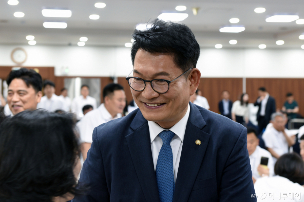 (보성=뉴스1) 김성준 기자 = 송영길 더불어민주당 의원이 16일 전남 보성 다비치콘도에서 열린 제9회 전국동시지방선거 전남광주통합특별시의원 당선인 워크숍에서 당선자들과 인사하고 있다. 2026.6.16/뉴스1 Copyright © 뉴스1. All rights reserved. 무단 전재 및 재배포, AI학습 이용 금지. /사진=(보성=뉴스1) 김성준 기자