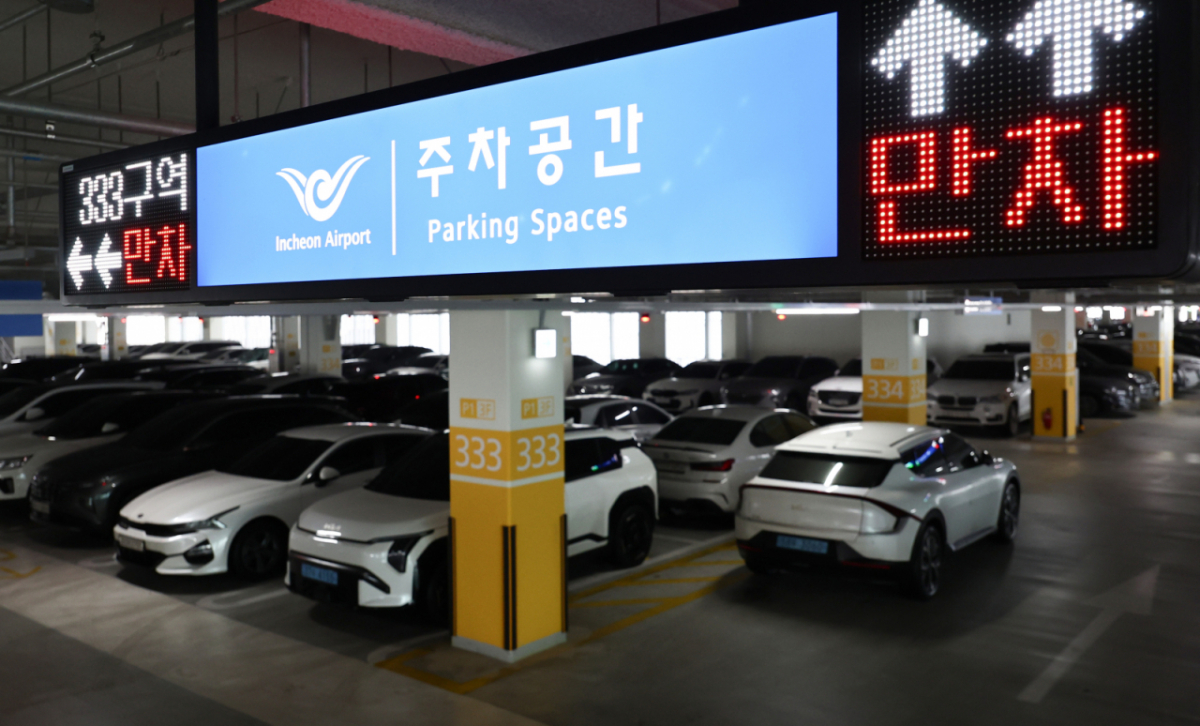 설 명절 연휴를 앞둔 지난 2월 12일 오전 인천국제공항 2터미널 장기주차장이 주차 차량으로 붐비고 있다./사진=뉴스1
