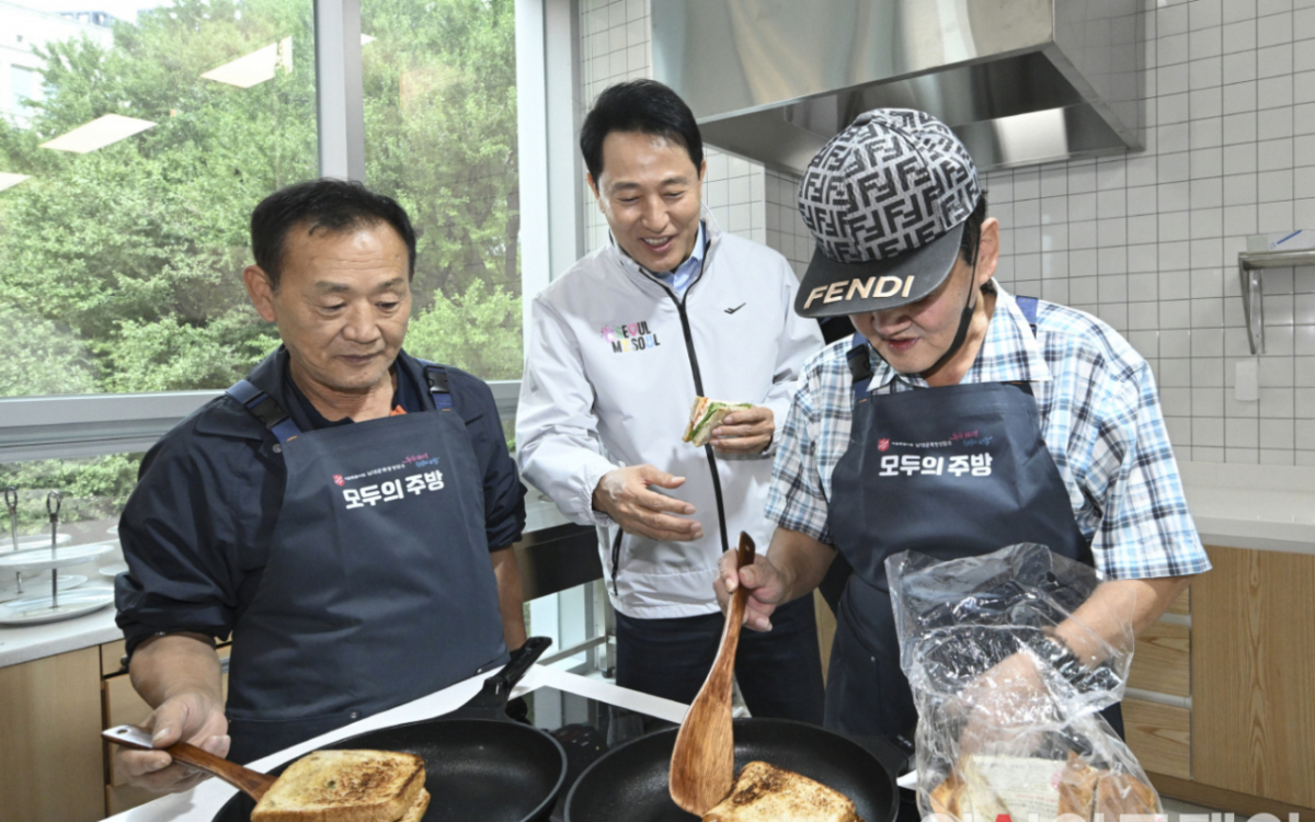 약자동행 정책 중 우수사업으로 선정된 서울 남대문 해든집에서 입주자를 대상으로 요리교실을 진행하고 있다./사진제공=서울시