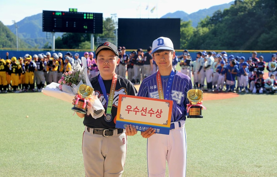 우수선수상을 받은 이재우(왼쪽·일산자이언츠유소년야구단)와 이지형(동작구유소년야구단). /사진=대한유소년야구연맹