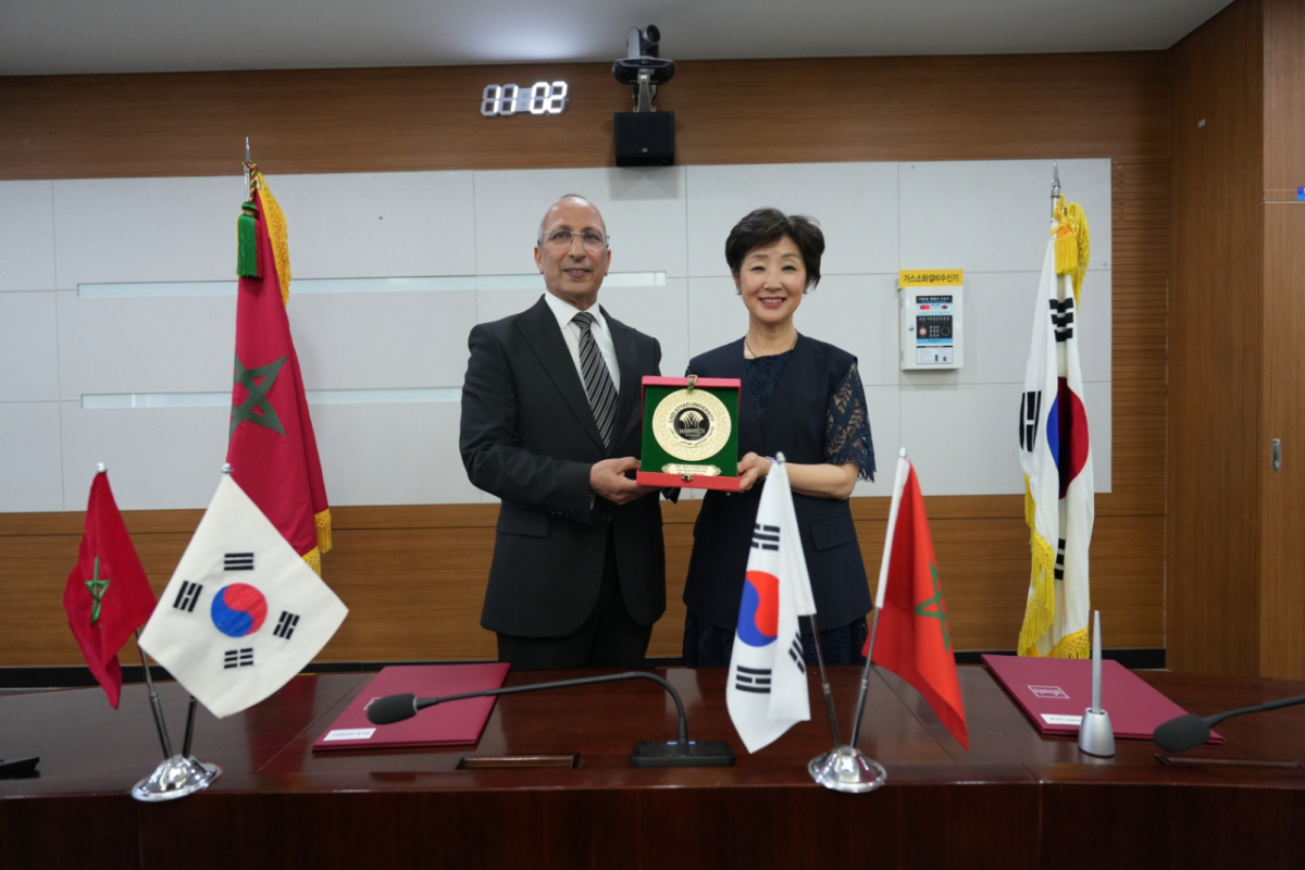 성은현 호서대 학사부총장(오른쪽)과 블라이드 부가디르 UCA 총장이 업무협약 후 기념촬영하고 있다./사진제공=호서대