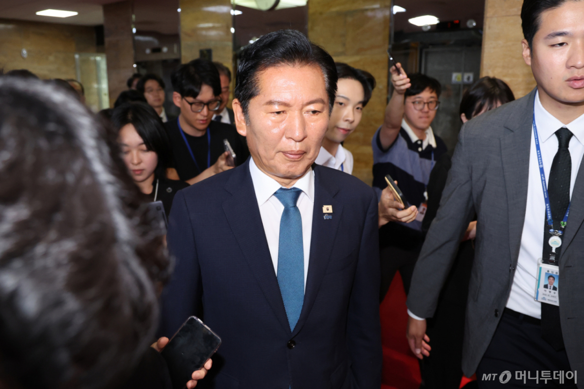 (서울=뉴스1) 신웅수 기자 = 정청래 더불어민주당 대표가 24일 서울 여의도 국회에서 열린 최고위원회의에서 당 대표직 사퇴를 발표한 후 국회를 나서고 있다. 2026.6.24/뉴스1 Copyright © 뉴스1. All rights reserved. 무단 전재 및 재배포, AI학습 이용 금지. /사진=(서울=뉴스1) 신웅수 기자