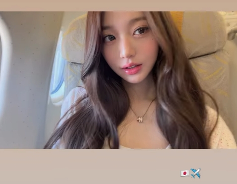그룹 아이브 장원영이 공항 특혜 논란 이후 아예 마스크를 벗고 공항에 등장했다. /사진=온라인 커뮤니티, 장원영 인스타그램 갈무리