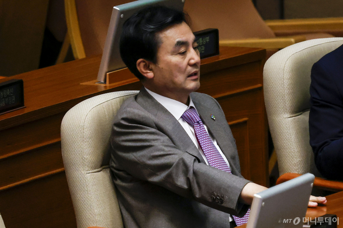 [서울=뉴시스] 정병혁 기자 = 안규백 국방부 장관이 18일 서울 여의도 국회에서 열린 제436회 국회(임시회) 제3차 본회의에 참석해 있다. 2026.06.18. jhope@newsis.com /사진=정병혁