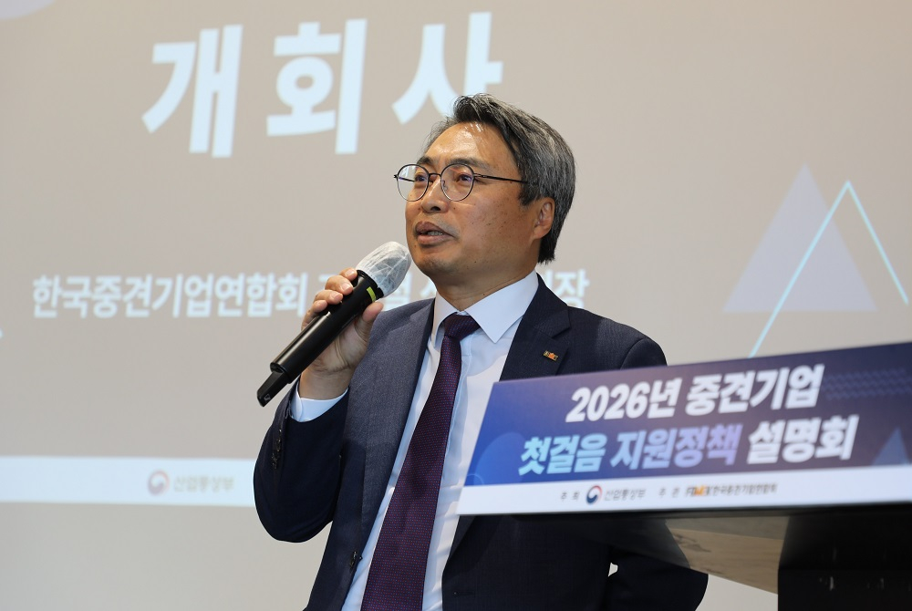 김현철 한국중견기업연합회 상근부회장이 24일 서울 강서구 코트야드메리어트보타닉파크호텔에서 열린 '2026년 중견기업 첫걸음 지원정책 설명회'에서 개회사를 하고 있다./사진=중견련