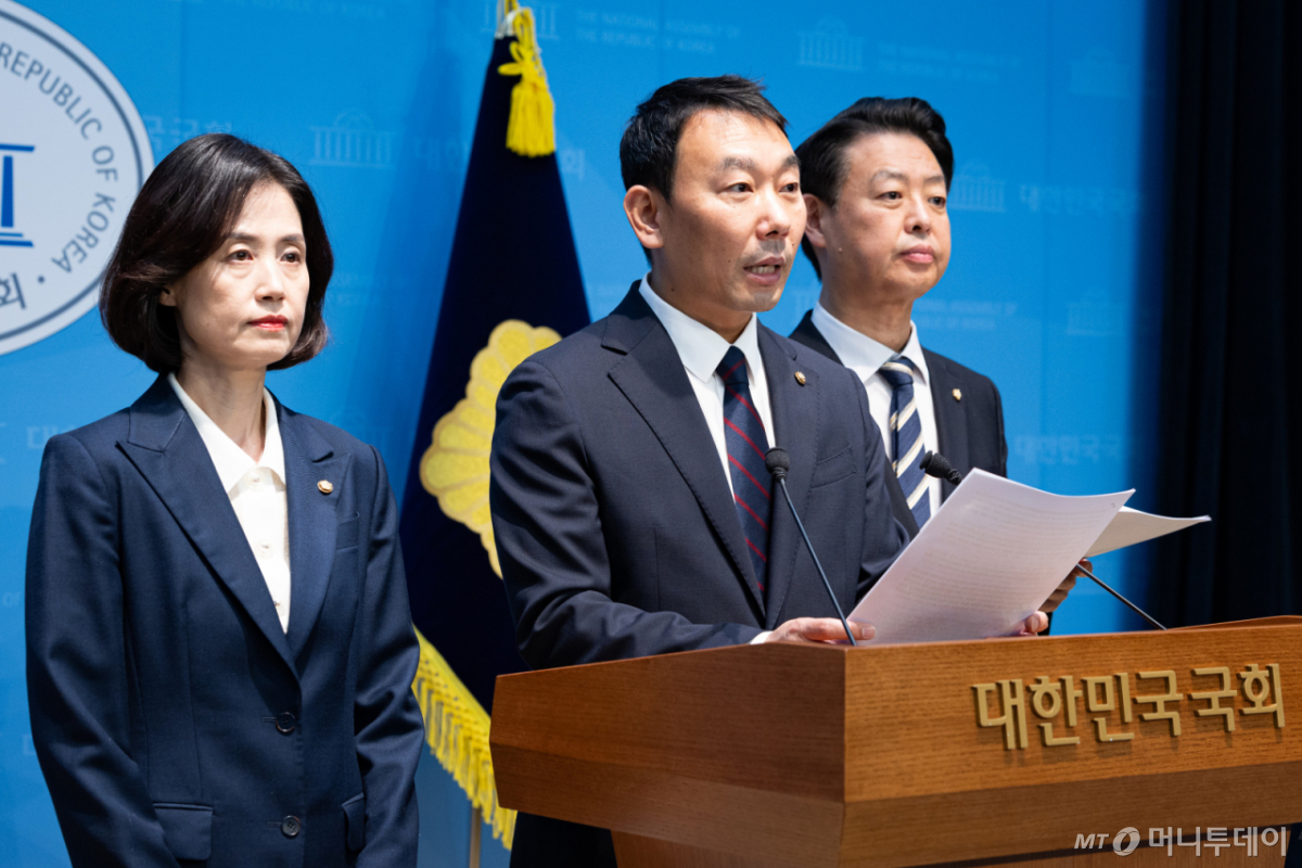 (서울=뉴스1) 유승관 기자 = 조국혁신당 박은정(왼쪽부터), 더불어민주당 김용민, 김영호 의원이 24일 서울 여의도 국회 소통관에서 검찰청 폐지를 앞두고 검찰개혁추진단의 형사소송법 개정안 국회 제출을 촉구하는 기자회견을 하고 있다. 2026.6.24/뉴스1 Copyright © 뉴스1. All rights reserved. 무단 전재 및 재배포, AI학습 이용 금지. /사진=(서울=뉴스1) 유승관 기자