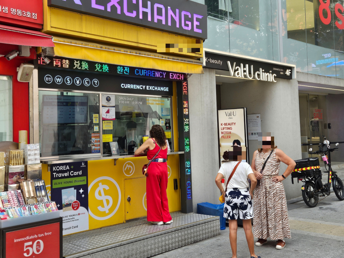 24일 오전 서울 중구 명동의 한 환전소 앞에서 브라질 국적 관광객들이 환전을 하고 있는 모습./사진=박상혁 기자.