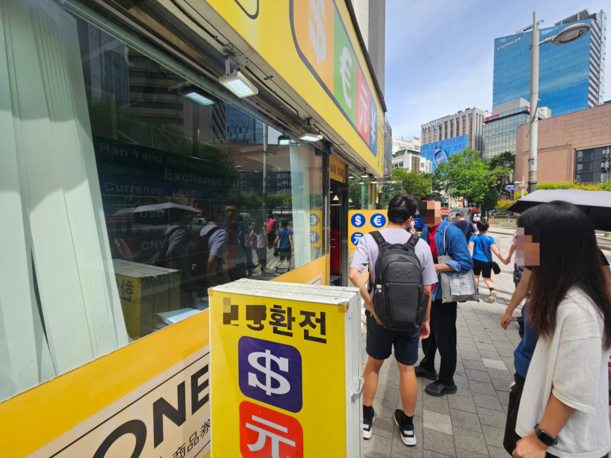24일 오전 서울 중구 명동의 한 환전소에서 외국인 관광객이 가격을 보고 있는 모습./사진=박상혁 기자.