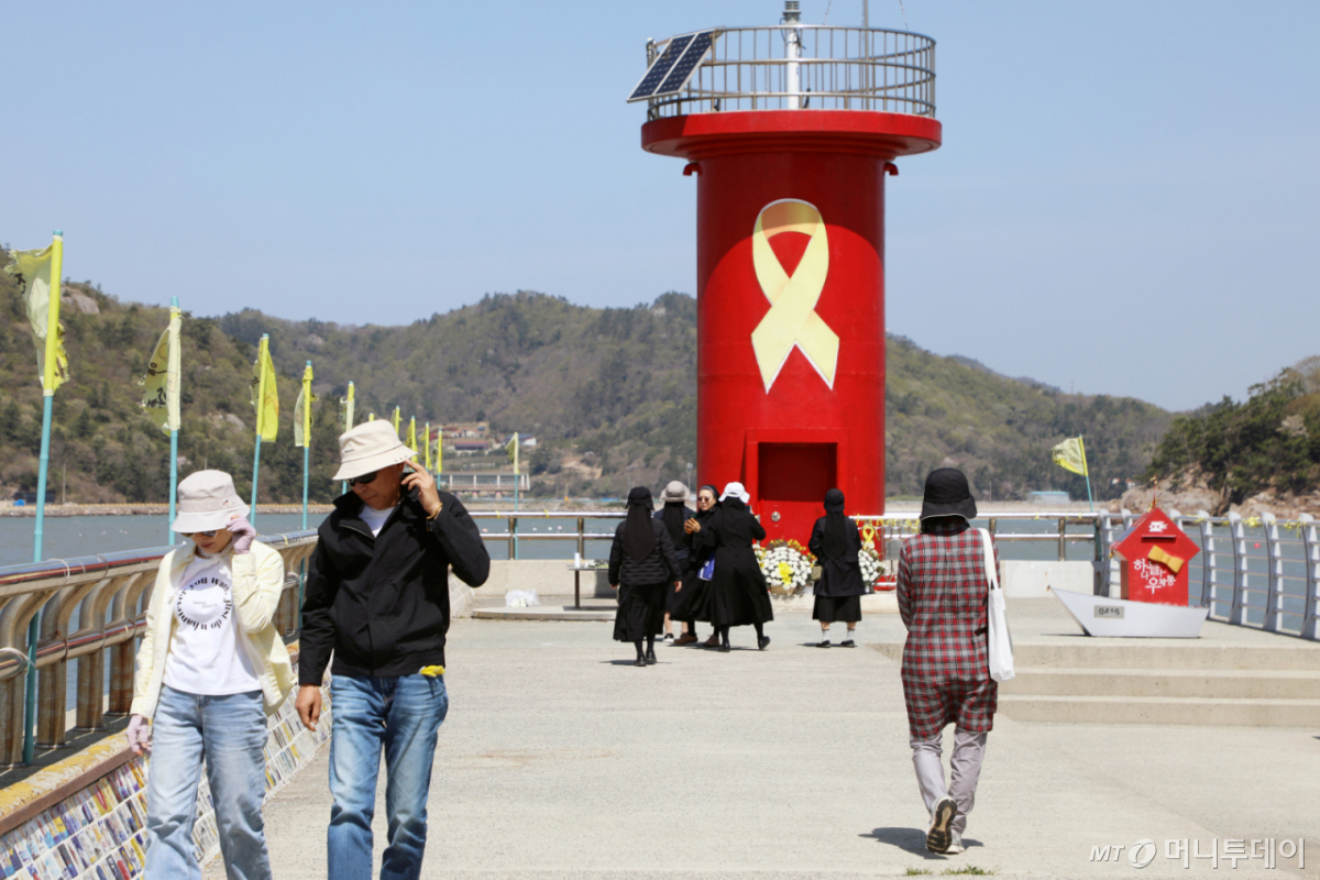 (진도=뉴스1) 이수민 기자 = 세월호 참사 12주기인 16일 전남 진도항(구 팽목항) 기억의 등대에서 시민들이 추모하고 있다. 2026.4.16/뉴스1 Copyright © 뉴스1. All rights reserved. 무단 전재 및 재배포, AI학습 이용 금지. /사진=(진도=뉴스1) 이수민 기자
