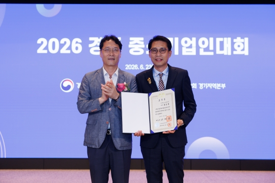중소기업중앙회 경기지역본부 관계자와 염승섭 캐로스컴퍼니 대표(사진 오른쪽)/사진제공=캐로스컴퍼니