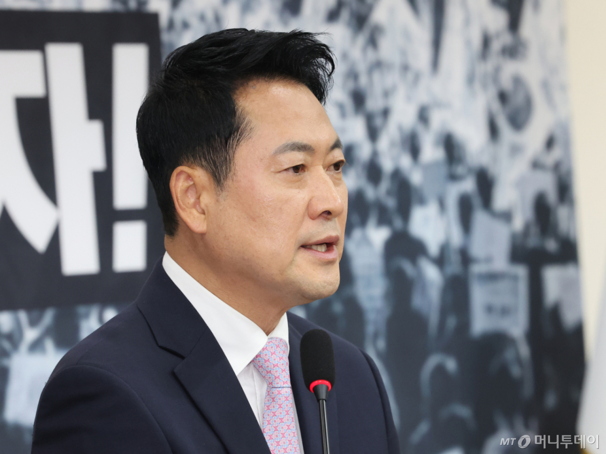 (서울=뉴스1) 황기선 기자 = 장동혁 국민의힘 대표가 24일 오후 서울 여의도 국회에서 기자회견을 하고 있다. 이날 장 대표는 건강 악화로 입원한 지 엿새 만에 국회로 복귀했다. 2026.6.24/뉴스1 Copyright © 뉴스1. All rights reserved. 무단 전재 및 재배포, AI학습 이용 금지. /사진=(서울=뉴스1) 황기선 기자