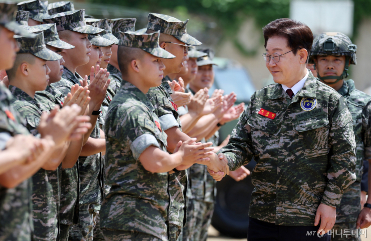 (연평도=뉴스1) 이재명 기자 = 이재명 대통령이 24일 인천 옹진군 연평도 연평부대에서 해병대 장병들과 인사하고 있다. 2026.6.24/뉴스1 Copyright © 뉴스1. All rights reserved. 무단 전재 및 재배포, AI학습 이용 금지. /사진=(연평도=뉴스1) 이재명 기자