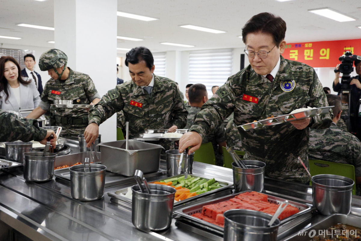 (연평도=뉴스1) 이재명 기자 = 이재명 대통령이 24일 인천 옹진군 연평도 연평부대에서 열린 오찬간담회에서 자율배식을 받고 있다. 2026.6.24/뉴스1 Copyright © 뉴스1. All rights reserved. 무단 전재 및 재배포, AI학습 이용 금지. /사진=(연평도=뉴스1) 이재명 기자