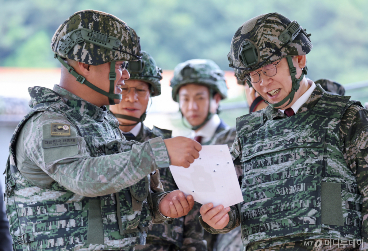 (연평도=뉴스1) 이재명 기자 = 이재명 대통령이 24일 인천 옹진군 연평도 연평부대에서 K15 경기관총 사격을 마친 후 표적지를 확인하고 있다. 2026.6.24/뉴스1 Copyright © 뉴스1. All rights reserved. 무단 전재 및 재배포, AI학습 이용 금지. /사진=(연평도=뉴스1) 이재명 기자