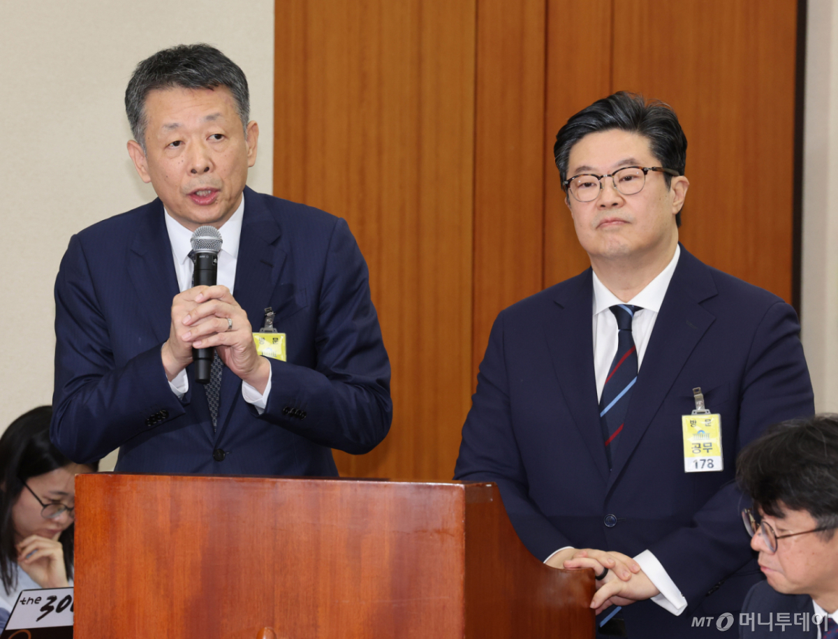 [서울=뉴시스] 배훈식 기자 = 김광일 홈플러스 대표이사가 14일 오후 서울 여의도 국회에서 열린 정무위원회 국정감사에서 의원 질의에 답변하고 있다. 오른쪽은 김병주 MBK파트너스 회장. 2025.10.14. dahora83@newsis.com /사진=배훈식