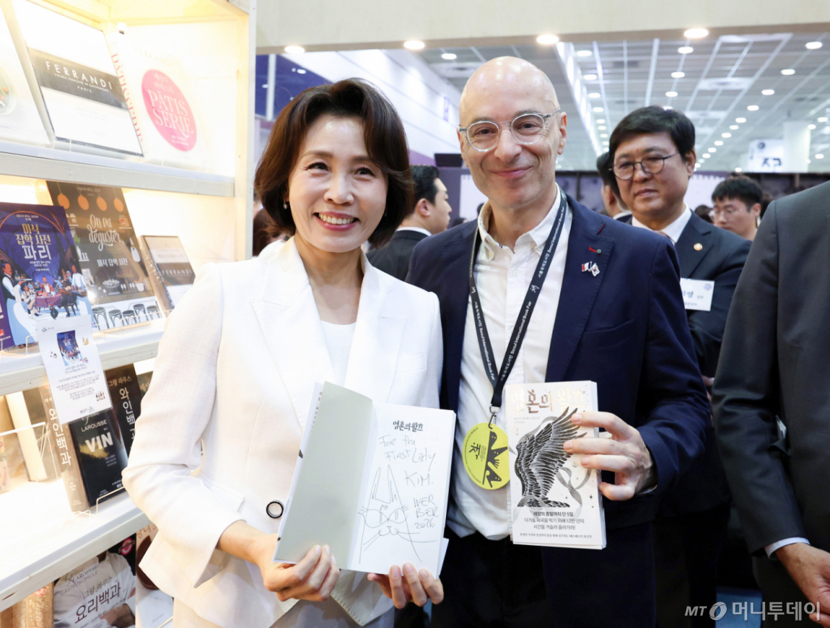 [서울=뉴시스] 최동준 기자 = 김혜경 여사가 24일 서울 강남구 코엑스에서 열린 2026 서울국제도서전 개막식에서 전시관을 관람하며 베르나르 베르베르 작가와 기념촬영을 하고 있다. (청와대통신사진기자단) 2026.06.24. photocdj@newsis.com /사진=