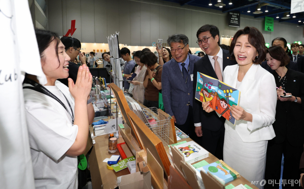 [서울=뉴시스] 최동준 기자 = 김혜경 여사가 24일 서울 강남구 코엑스에서 열린 2026 서울국제도서전 개막식에서 전시관을 관람하고 있다. (청와대통신사진기자단) 2026.06.24. photocdj@newsis.com /사진=
