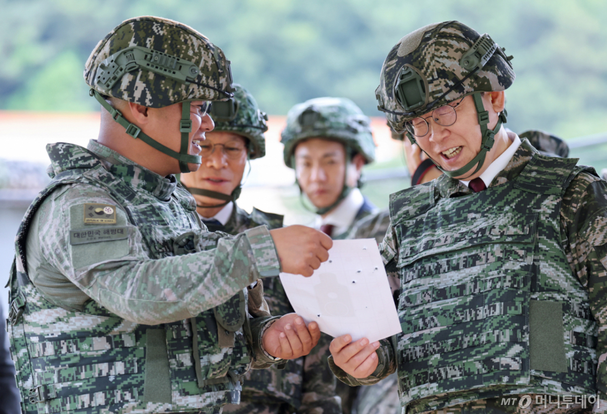 [연평도=뉴시스] 고범준 기자 = 이재명 대통령이 6.25 전쟁일 주간 및 호국보훈의 달을 맞아 24일 인천 옹진군 해병대 연평부대를 방문해 K15 기관총 사격을 마친 뒤 표적지 확인을 하고 있다. 2026.06.24. bjko@newsis.com /사진=최동준