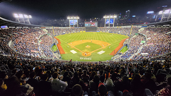 2025 신한 SOL Bank KBO리그 LG 트윈스 대 한화 이글스 경기가 27일 잠실야구장에서 열렸다. LG 트윈스가 KBO 최초 개막 5연속 매진을 기록했다. 잠실구장을 가득 메운 관중들이 명승부를 관전하고 있다. /사진=김진경 kim.jinkyung@
