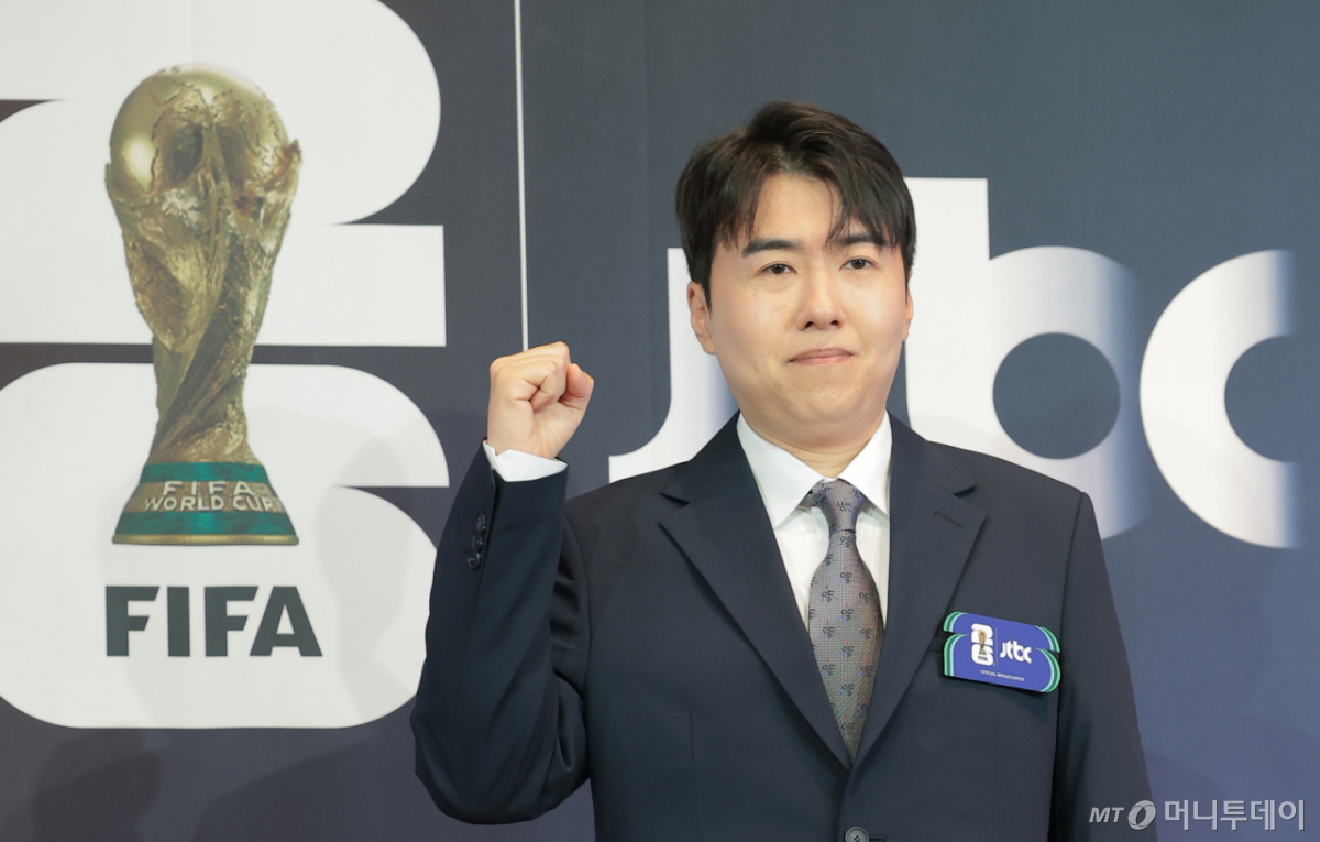 김환 해설위원이 21일 서울 중구 앰배서더 풀만 호텔에서 열린 JTBC '2026 FIFA 북중미 월드컵' 기자간담회에 참석해 포즈를 취하고 있다./사진=뉴스1 /사진=(서울=뉴스1) 권현진 기자