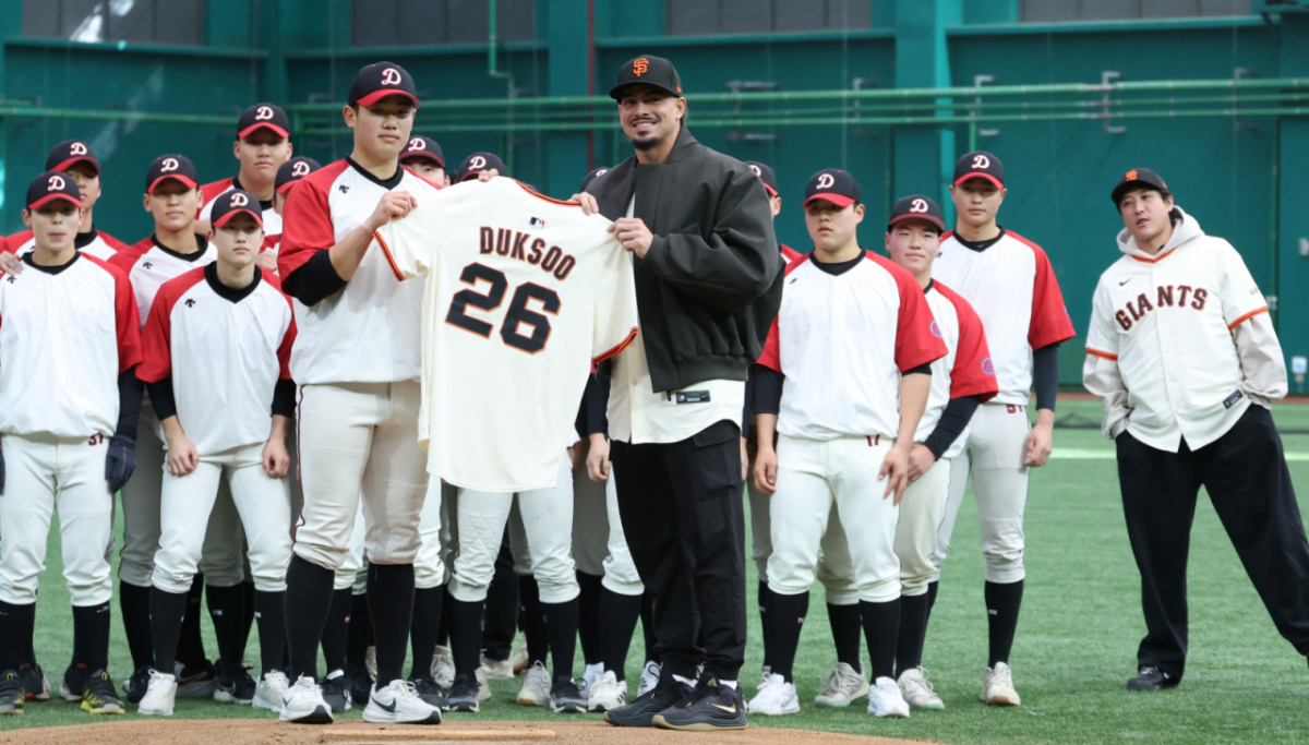 미국 메이저리그 프로야구(MLB) 샌프란시스코 자이언츠가 7일 경기도 이천 LG 챔피언스파크에서 휘문고 및 덕수고 선수 60여 명을 초청해 야구 클리닉을 열었다.  아다메스가 덕수고 엄준상에게 유니폼을 전달한 후 기념촬영을 하고 있다.   이날 행사에는 래리 베어 회장, 버스터 포지 사장, 토니 비텔로 감독, 이정후, 윌리 아다메스, 황재균 등이 참석했다. /사진=김진경 대기자