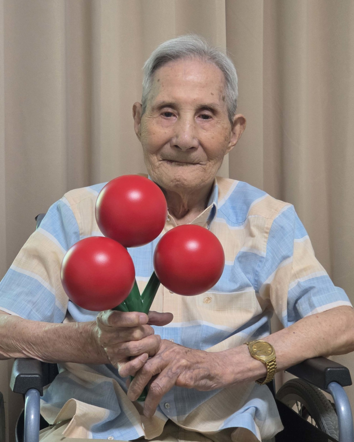 사랑의열매 유산기부자인 6·25 참전유공자 김선영씨(97)가 사랑의열매 상징물을 들고 기념 촬영을 하고 있다. /사진제공= 사랑의열매