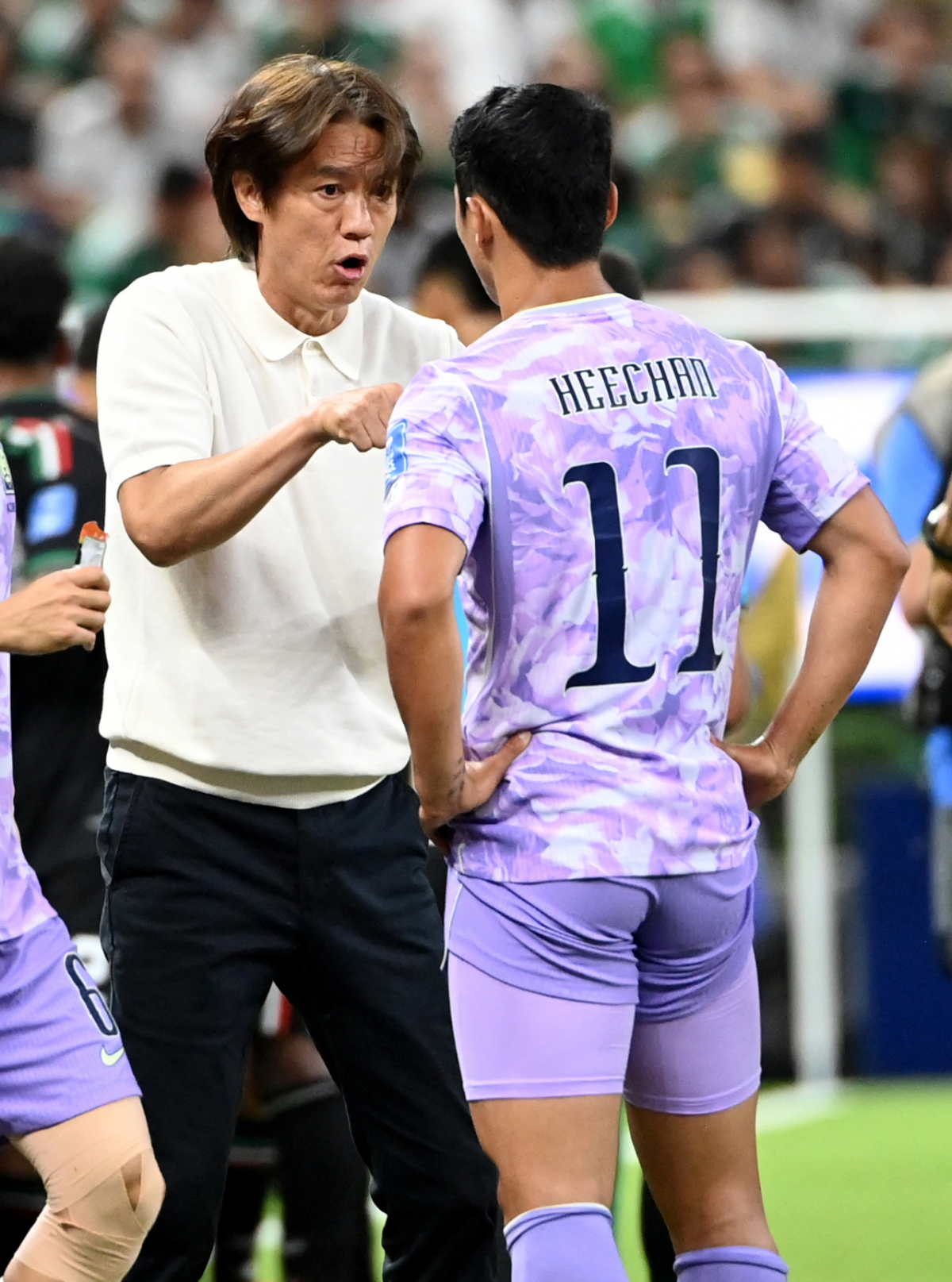 2026 북중미월드컵 A조 예선 대한민국 대 멕시코 경기가 19일(한국 시간) 멕시코 과달라하라 에스타디오 아크론에서 열렸다.홍명보 감독이 후반 황희찬을 투입하고 있다. /사진=김진경 대기자
