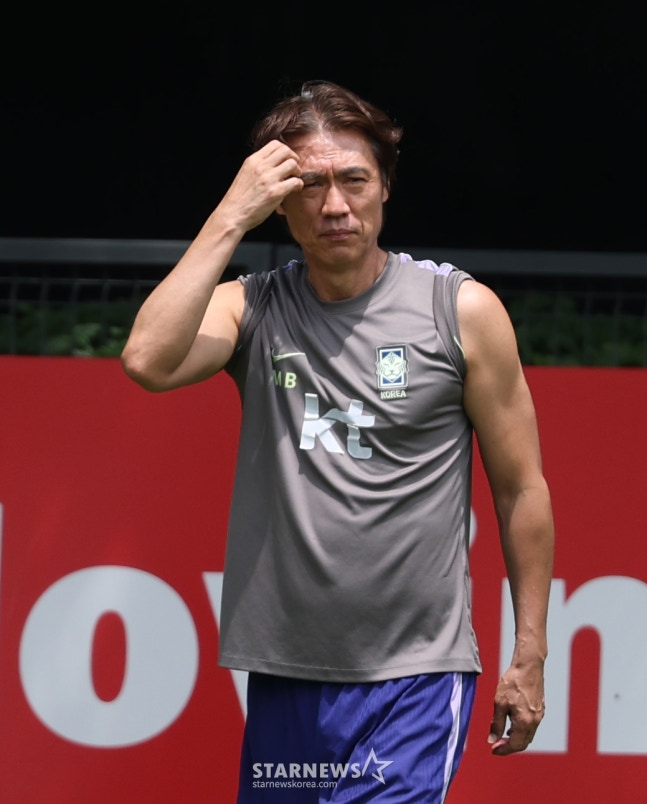 2026 북중미월드컵에 출전한 대한민국 축구 국가대표팀이 19일 멕시코 과달라하라 치바스 베르데 바예에서 회복 훈련을 진행했다.  홍명보 감독이 상념에 잠긴 채 선수들의 훈련을 바라보고 있다. /사진=김진경 대기자.