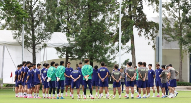 대한민국 축구 국가대표팀이 2026 북중미월드컵 A조 예선 멕시코전을 하루 앞두고 17일 멕시코 과달라하라 치바스 베르데 바예에서 훈련을 진행했다.  홍명보 감독이 선수들에게 지시 사항을 전달하고 있다. /사진=김진경 대기자.
