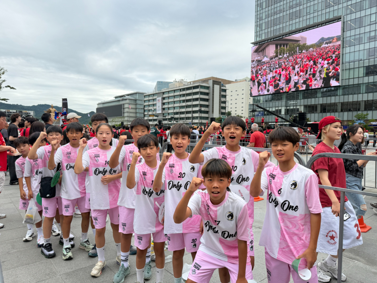 25일 오전 2026 북중미 월드컵 남아공전 거리 응원이 열린 서울 종로구 광화문 광장에서 초등학교 축구클럽 '강릉 온리원 FC' 선수들이 '화이팅'을 외치고 있다.사진=민수정 기자.