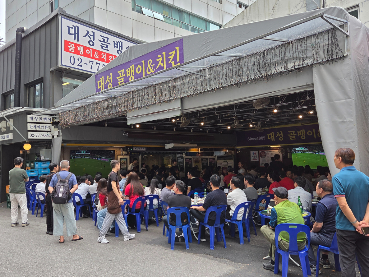 25일 오전 서울 종로구 광화문 광장 일대에 위치한 맥주집에는 시민들이 모여 경기 중계를 지켜보고 있었다./사진=민수정 기자.