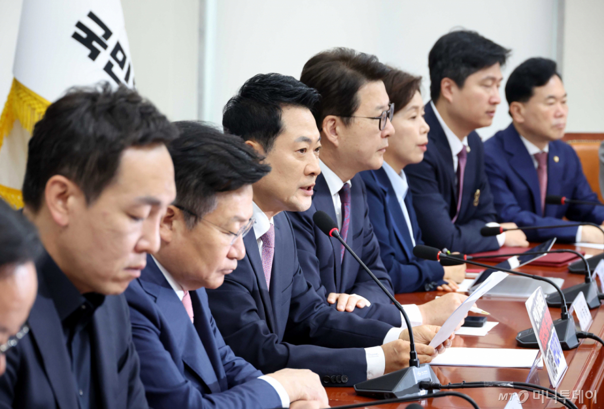 [서울=뉴시스] 조성봉 기자 = 장동혁 국민의힘 대표가 25일 오전 서울 여의도 국회에서 열린 최고위원회의에서 발언을 하고 있다. 2026.06.25. suncho21@newsis.com /사진=조성봉