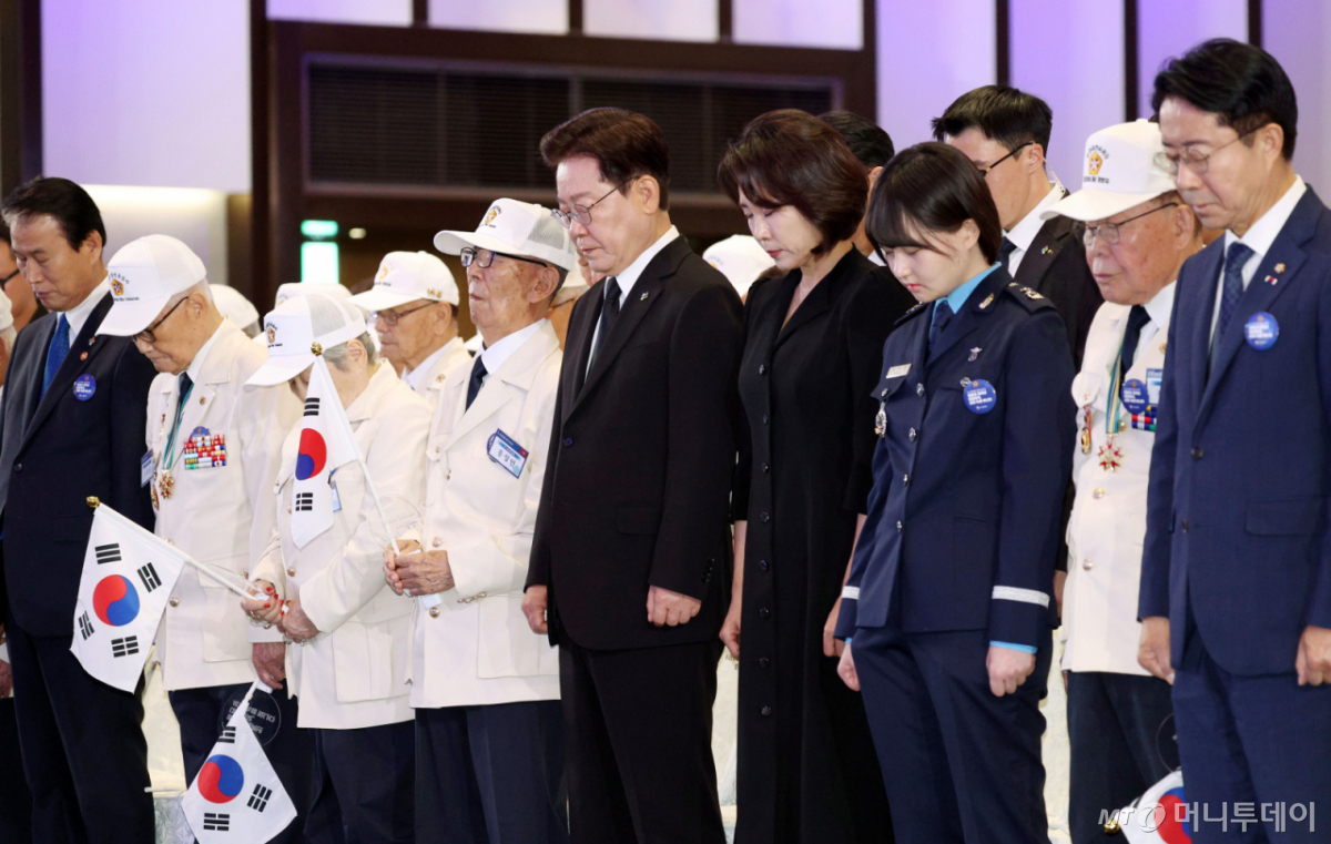 [수원=뉴시스] 고범준 기자 = 이재명 대통령과 김혜경 여사가 25일 경기 수원컨벤션센터에서 열린 6·25전쟁 제76주년 기념식에서 참석자들과 묵념을 하고 있다. 2026.06.25. bjko@newsis.com /사진=고범준