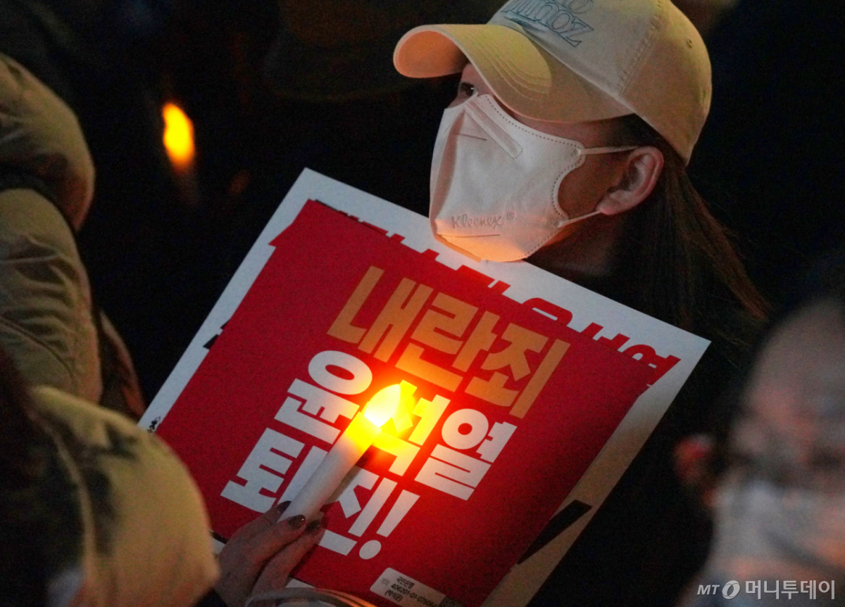 윤석열 대통령에 대한 탄핵소추안 표결을 하루 앞둔 6일 밤 서울 여의도 국회의사당 인근에서 시민들과 정당, 시민단체가 윤 대통령 퇴진을 촉구하는 촛불 집회를 열고 있다. /사진=임한별(머니S)
