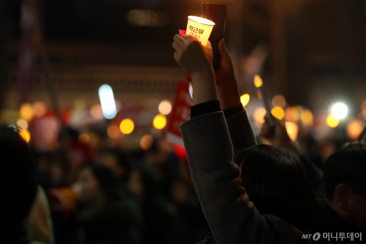 4일 오후 서울 광화문 광장에서 열린 '헌재 탄핵 인용! 박근혜 구속! 황교안 퇴진! 19차 범국민행동의 날'에서 시민들이 구호를 외치고 있다. /사진=임성균 기자 tjdrbs23@