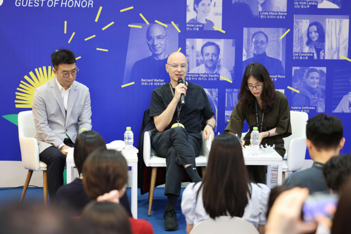  베르나르 베르베르 작가가 25일 서울 강남구 코엑스에서 열린 ‘2026 서울국제도서전’에 마련된 프랑스 주빈관 부스에서 신간 ‘영혼의 왈츠‘ 관련 기자간담회를 하고 있다. / 사진 = 뉴시스 
