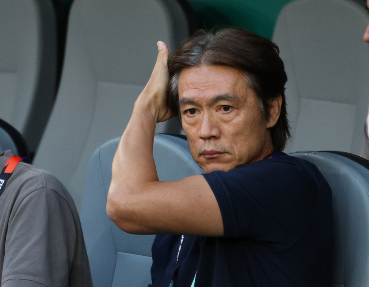 2026 북중미월드컵 A조 3차예선 대한민국 대 남아공 경기가 25일(한국시간) 멕시코 몬테레이 에스타디오 BBVA에서 열렸다.  홍명보 감독이 상념에 잠긴 채 그라운드를 응시하고 있다. /사진=스타뉴스