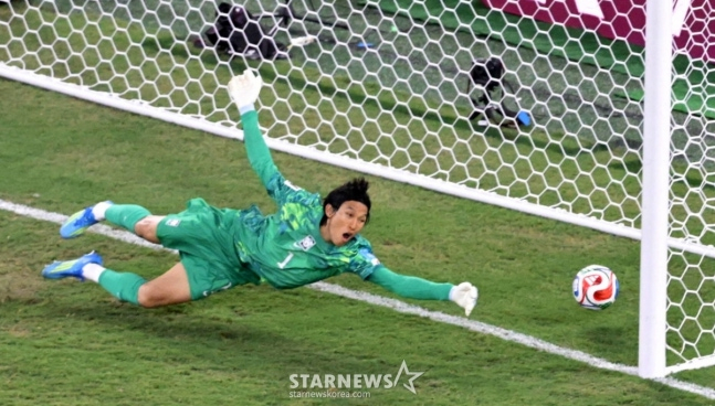 2026 북중미월드컵 A조 3차예선 대한민국 대 남아공 경기가 25일(한국시간) 멕시코 몬테레이 에스타디오 BBVA에서 열렸다.후반전 김승규가 다이빙을 해보지만 남아공의 골을 막지못하고 있다.  /사진=김진경 대기자