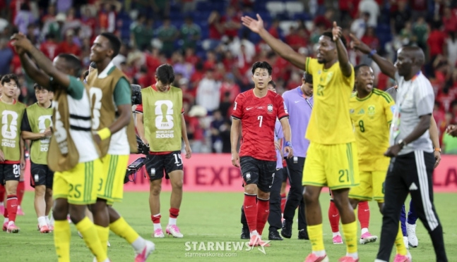 2026 북중미월드컵 A조 3차예선 대한민국 대 남아공 경기가 25일(한국시간) 멕시코 몬테레이 에스타디오 BBVA에서 열렸다.  후반전 선제골을 허용하며 남아공에 0-1로 패해 조3위에 머문 대표팀, 손흥민, 옌스 등 대표팀 선수들이 아쉬운 표정으로 경기를 마무리하고 있다. /사진=김진경 대기자