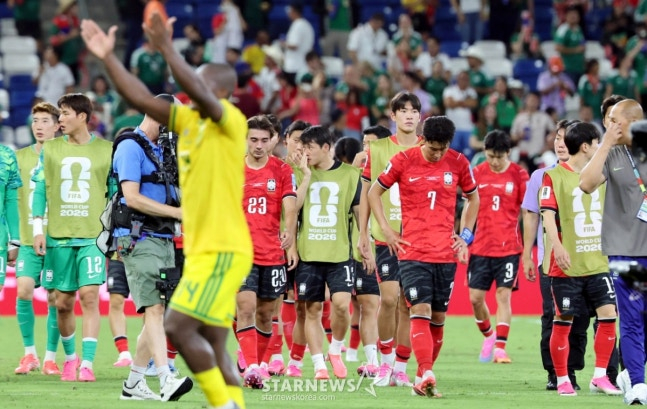 2026 북중미월드컵 A조 3차예선 대한민국 대 남아공 경기가 25일(한국시간) 멕시코 몬테레이 에스타디오 BBVA에서 열렸다.  후반전 선제골을 허용하며 남아공에 0-1로 패해 조3위에 머문 대표팀, 손흥민, 옌스 등 대표팀 선수들이 아쉬운 표정으로 경기를 마무리하고 있다. /사진=김진경 대기자