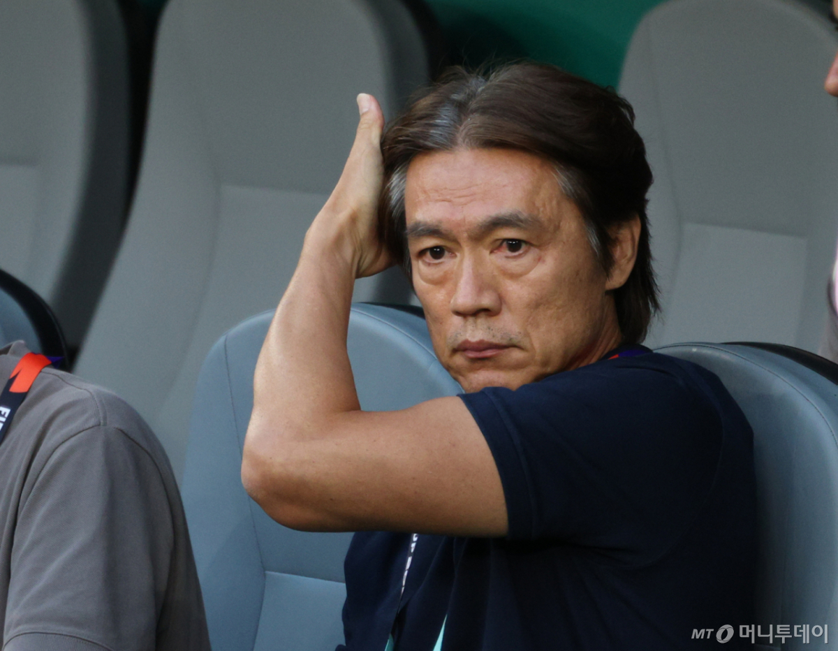 한국은 25일 오전 10시(한국시간) 멕시코 몬테레이 스타디움에서 열린 2026 국제축구연맹(FIFA) 북중미 월드컵 조별리그 A조 3차전에서 남아공에 0-1로 패했다. 이날 홍명보 감독이 그라운드를 응시하던 모습./사진=김진경 kim.jinkyung@