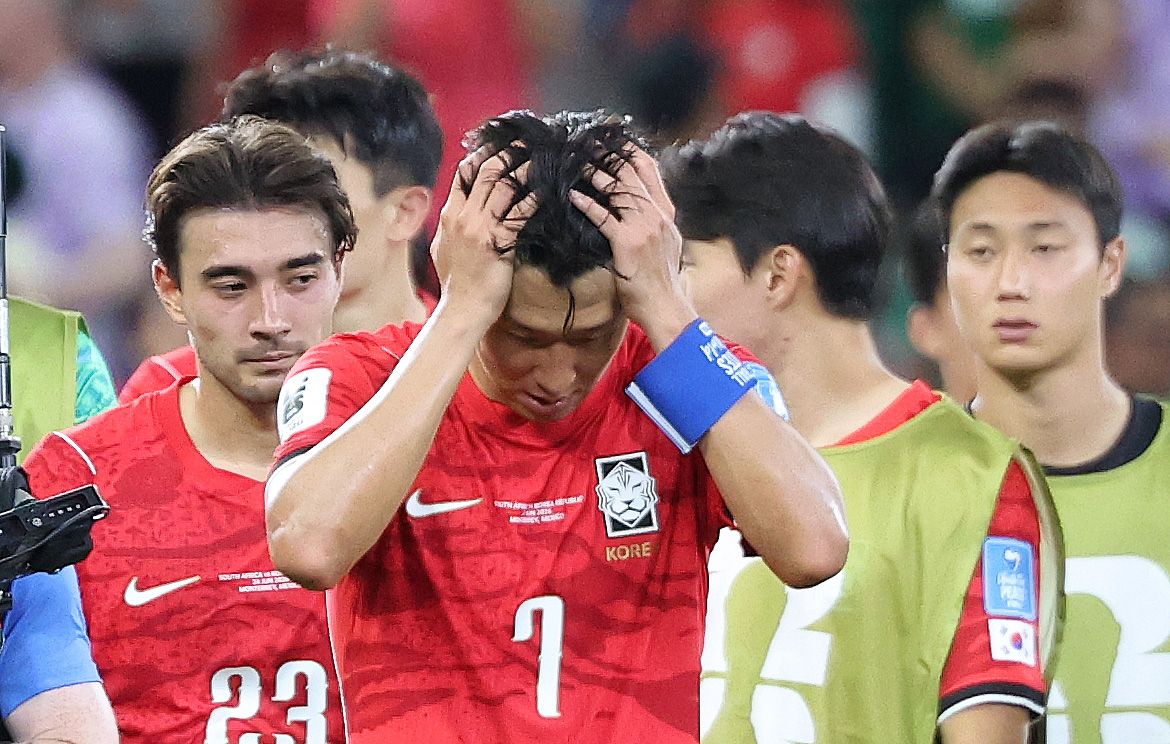 대한민국 축구국가대표팀 손흥민이 24일(현지시간) 멕시코 몬테레이 스타디움에서 열린 2026 북중미 월드컵 A조 조별리그 3차전 대한민국과 남아프리카 공화국의 경기에서 1-0으로 패한 뒤 아쉬워 하고 있다. /사진=몬테레이(멕시코)=뉴스1