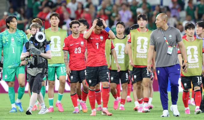 대한민국 축구국가대표팀 손흥민이 24일(현지시간) 멕시코 몬테레이 스타디움에서 열린 2026 북중미 월드컵 A조 조별리그 3차전 대한민국과 남아프리카 공화국의 경기에서 0-1로 패한 뒤 아쉬워 하고 있다.  /사진=뉴스1