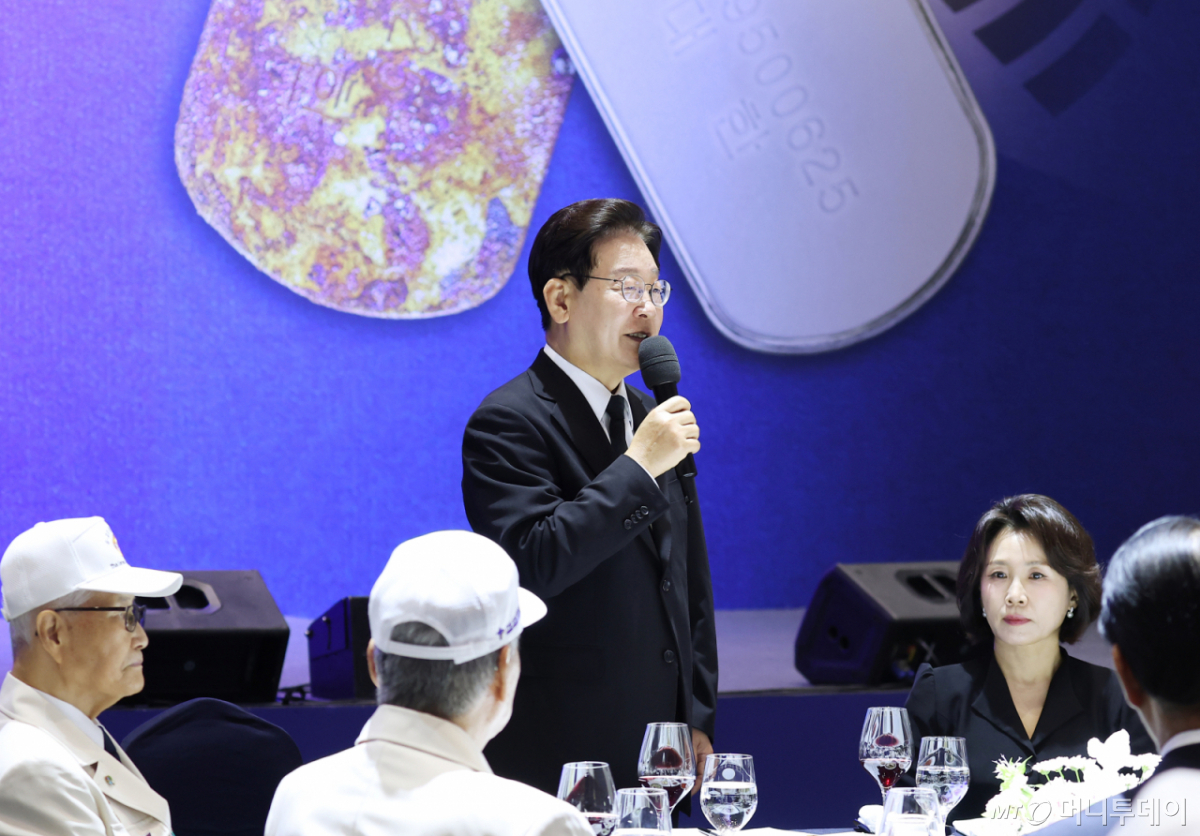 [수원=뉴시스] 고범준 기자 = 이재명 대통령이 25일 경기 수원컨벤션센터에서 열린 6·25전쟁 참전 유공자 위로연에서 인사말을 하고 있다. 2026.06.25. bjko@newsis.com /사진=