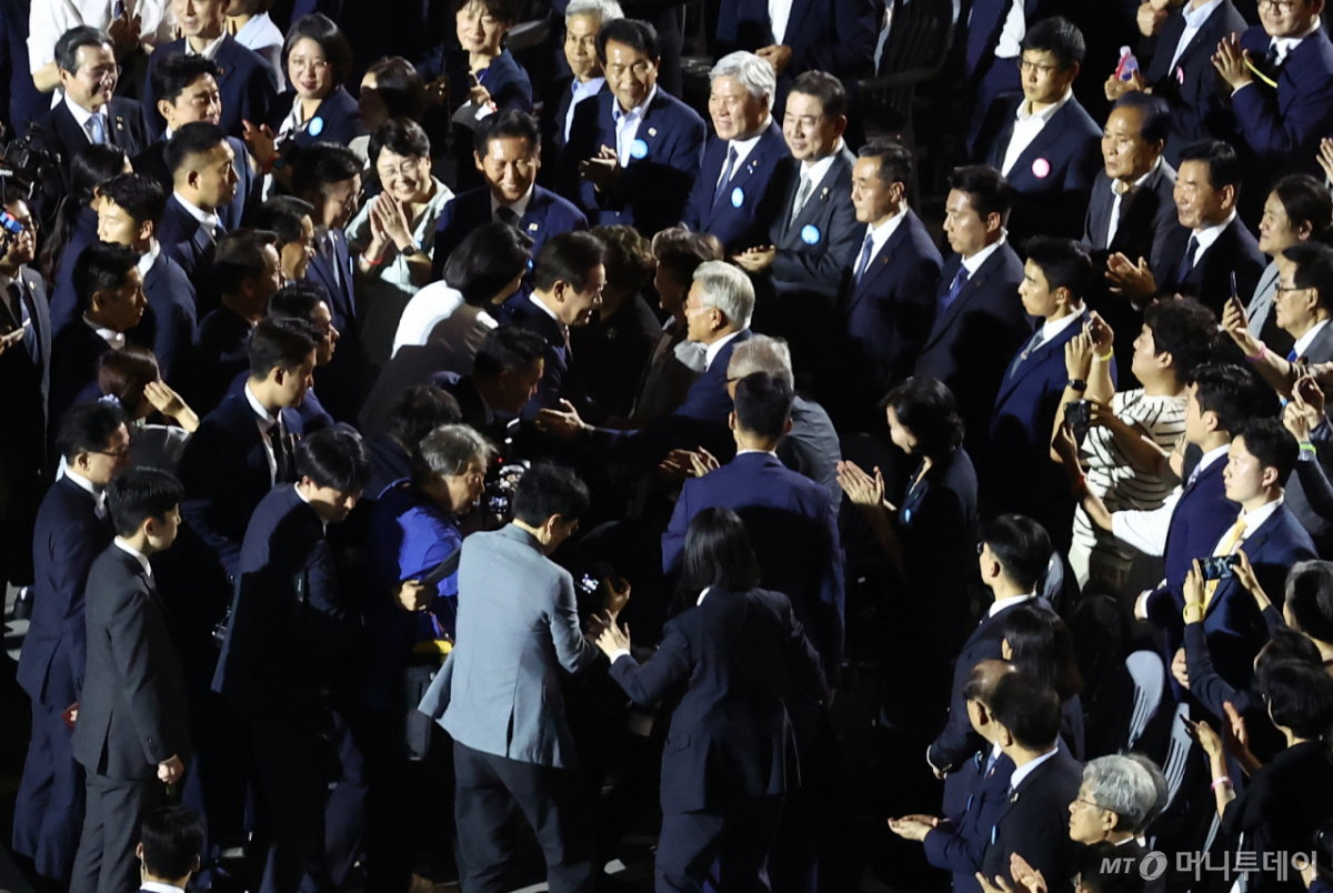 (서울=뉴스1) 김민지 기자 = 이재명 대통령이 15일 오후 서울 종로구 광화문광장에서 열린 '광복 80년, 국민 주권으로 미래를 세우다' 제21대 대통령 국민 임명식에서 문재인 전 대통령과 인사하고 있다. 2025.8.15/뉴스1  Copyright © 뉴스1. All rights reserved. 무단 전재 및 재배포,  AI학습 이용 금지. /사진=(서울=뉴스1) 김민지 기자