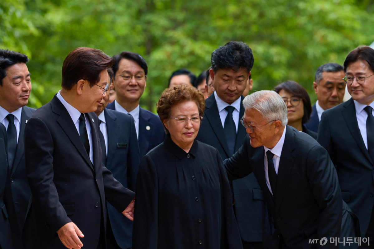 [서울=뉴시스] 최동준 기자 = 이재명 대통령이 23일 경남 김해시 봉하마을에서 열린 노무현 전 대통령 서거 17주기 추도식에서 권양숙 여사, 문재인 전 대통령 등과 함께 이동하고 있다. (사진=청와대 제공) 2026.05.23. photo@newsis.com *재판매 및 DB 금지 /사진=