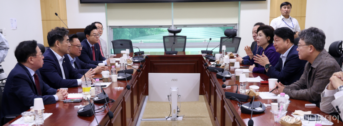 (서울=뉴스1) 황기선 기자 = 이성권 국민의힘 의원이 25일 오전 서울 여의도 의원회관에서 열린 당내 쇄신파 모임 '대안과 미래' 조찬모임에서 참석 의원들과 대화를 나누고 있다.  2026.6.25/뉴스1  Copyright © 뉴스1. All rights reserved. 무단 전재 및 재배포,  AI학습 이용 금지. /사진=(서울=뉴스1) 황기선 기자