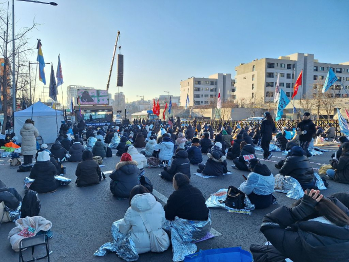 12·3 비상계엄이 발생하고 한달 뒤인 지난해 1월 서울 용산구 한남동 집회에 모여든 2030 여성들 모습. /사진=김지은 기자