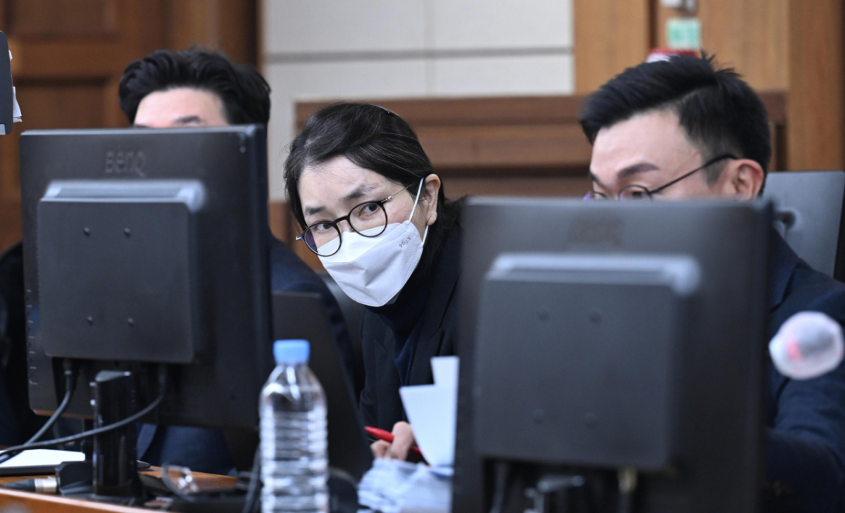 도이치모터스 주가조작과 명태균 공천개입, 통일교 청탁·뇌물 수수 의혹 혐의 등으로 구속기소 된 김건희 여사가 지난해 12월 3일 서울 서초구 서울중앙지방법원에서 열린 자본시장법 위반 혐의 결심 공판에 출석한 모습./사진=뉴시스